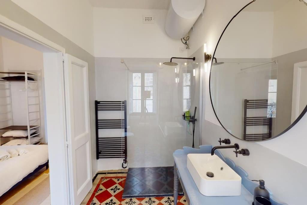 Narrow Street Suite Виктория Екстериор снимка