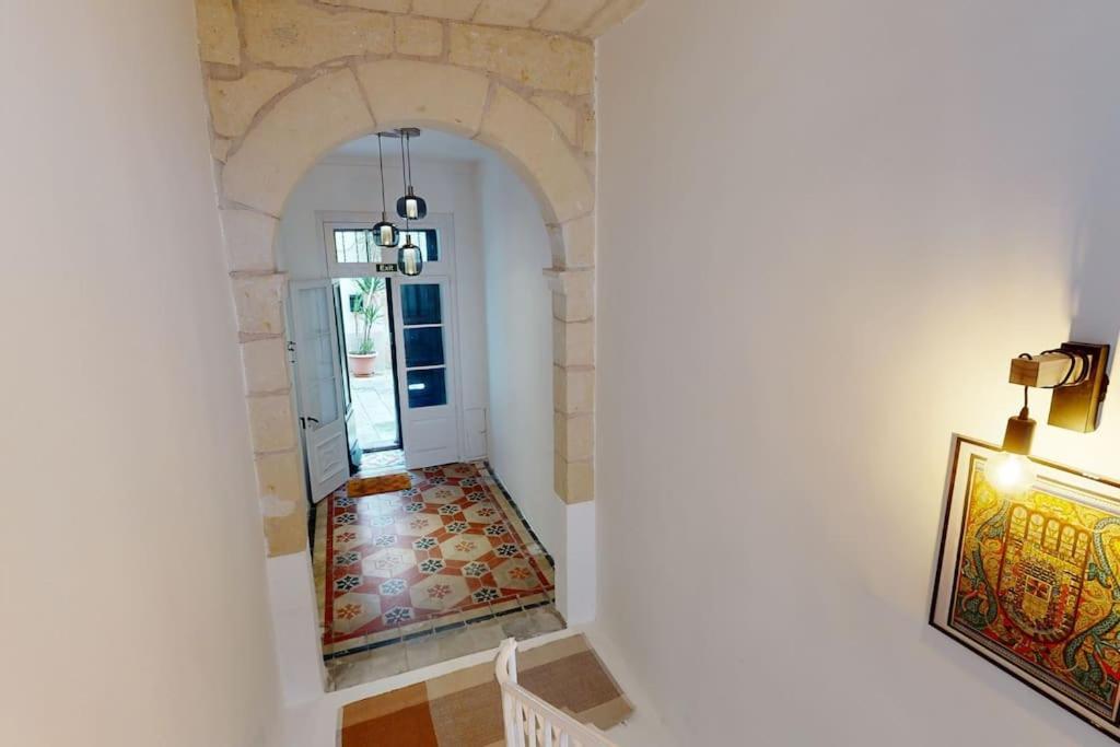 Narrow Street Suite Виктория Екстериор снимка