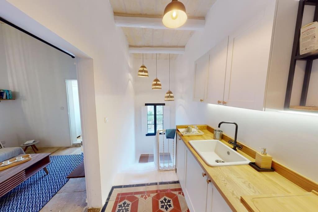 Narrow Street Suite Виктория Екстериор снимка