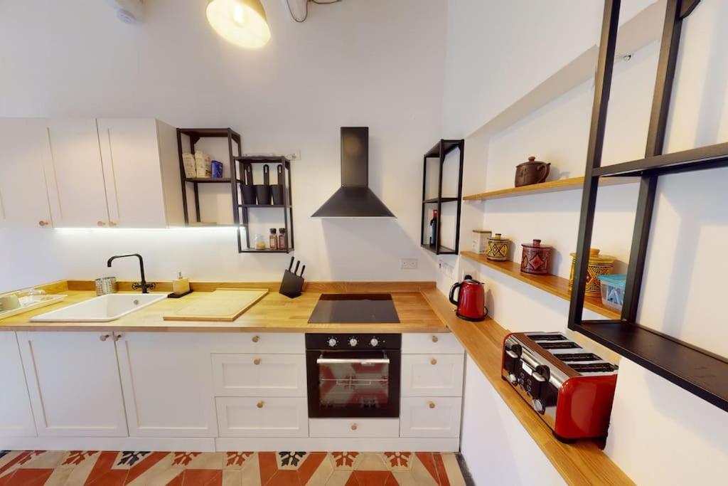 Narrow Street Suite Виктория Екстериор снимка
