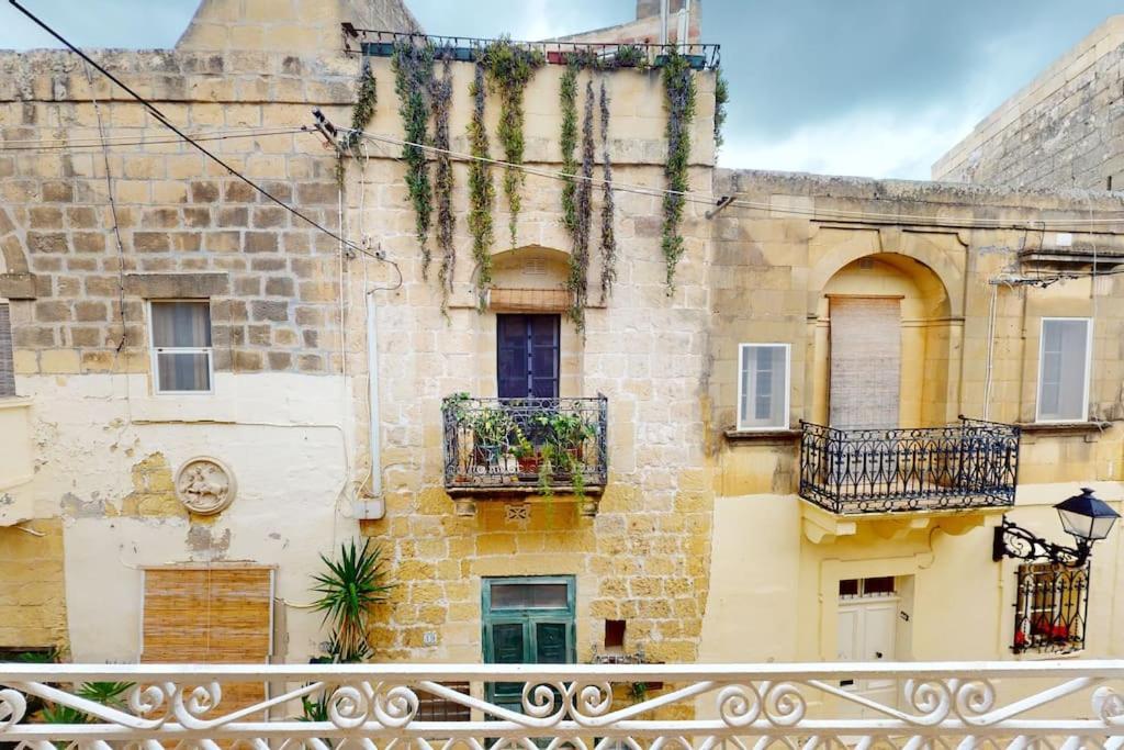 Narrow Street Suite Виктория Екстериор снимка
