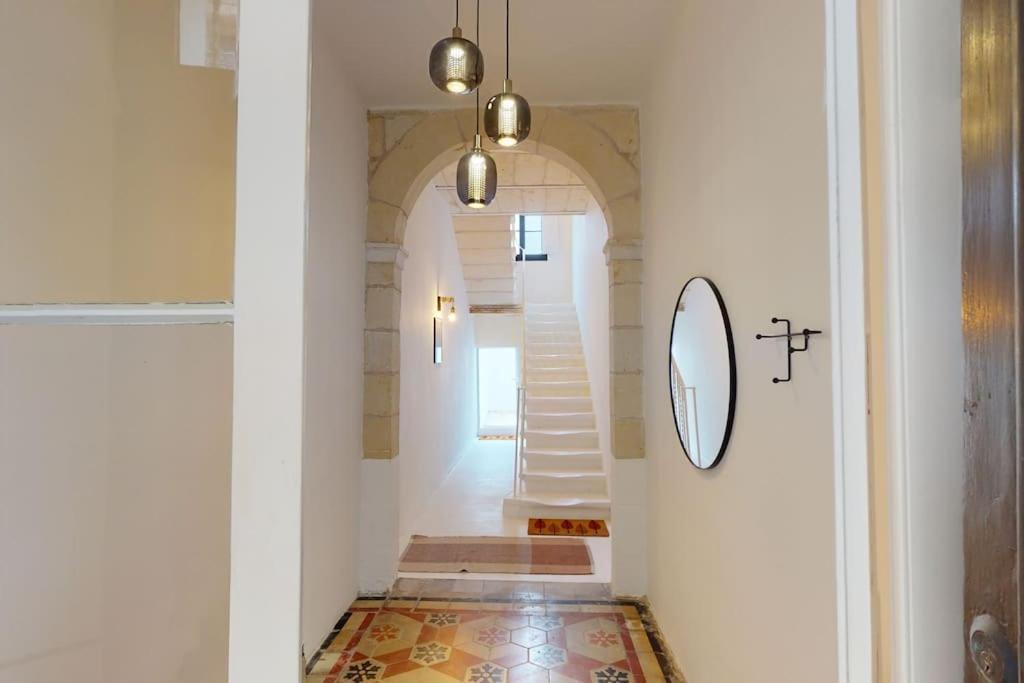 Narrow Street Suite Виктория Екстериор снимка