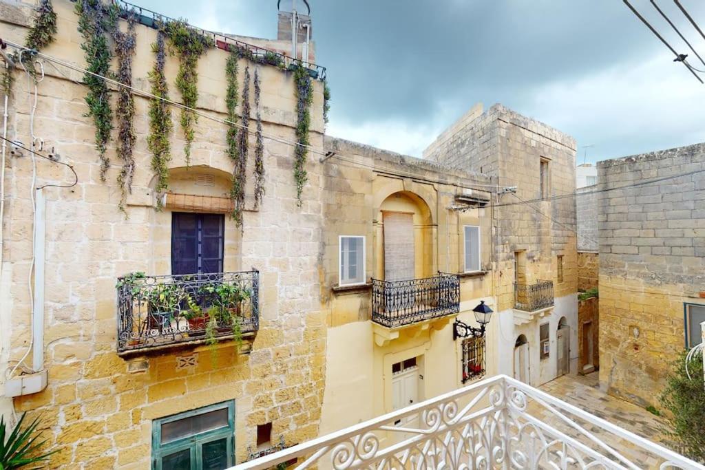 Narrow Street Suite Виктория Екстериор снимка
