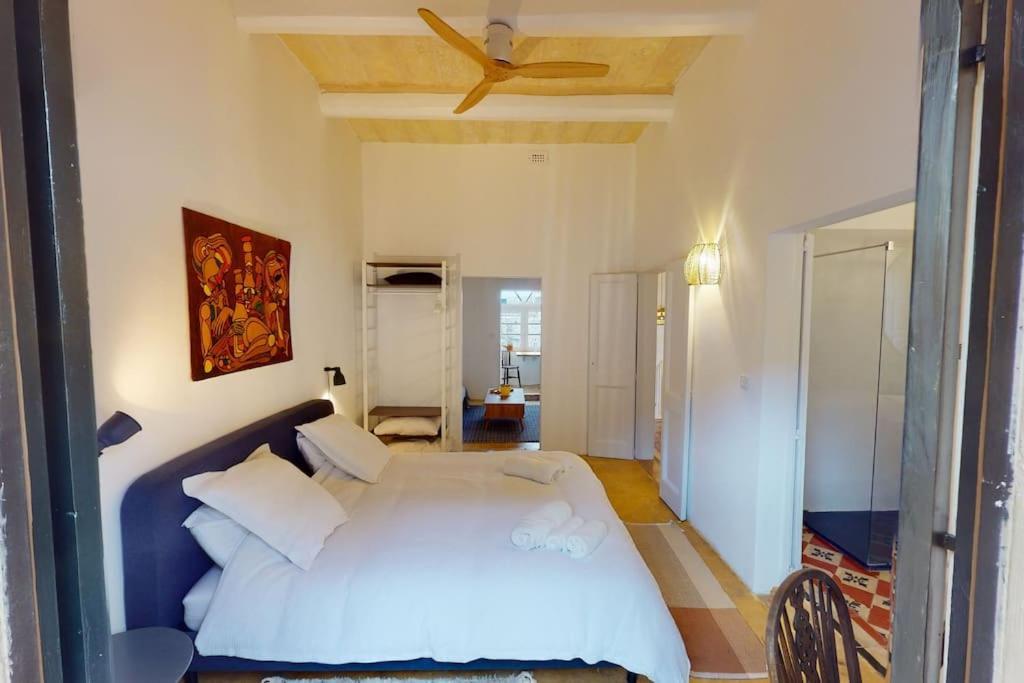 Narrow Street Suite Виктория Екстериор снимка