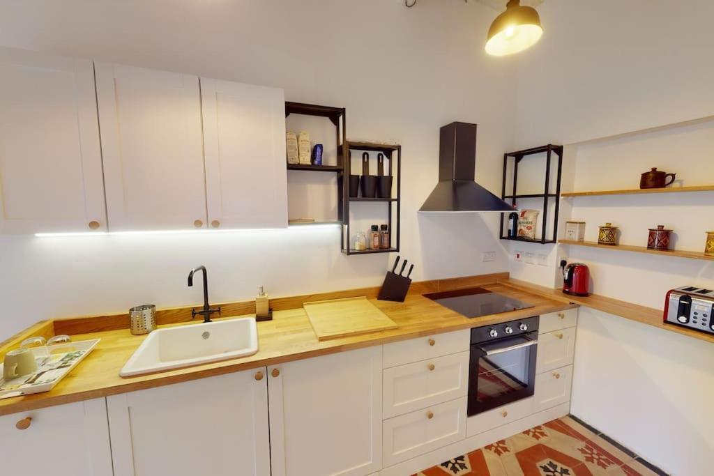 Narrow Street Suite Виктория Екстериор снимка