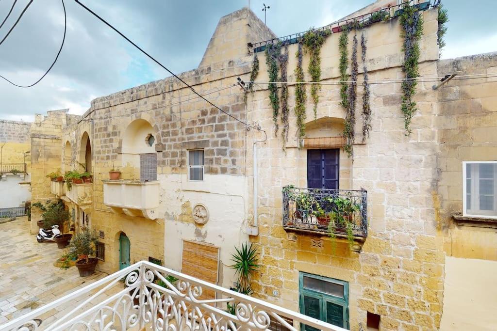 Narrow Street Suite Виктория Екстериор снимка